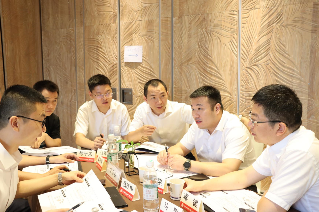 2021年6月25日-26日，东升国际二建组织开展了2021年中高层主管执行力培训。本次培训特邀清华、北大、上海交大总裁班讲师，中国企业家协会特聘高级讲师许晋老师进行授课。